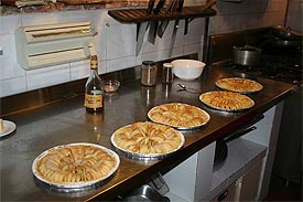 apple pie with rum and cinnamon, cooking school Marche