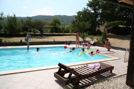 het zwembad van het vakantiehuis in Italie
