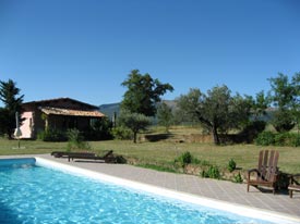 Zwembad bij het vakantiehuis in Italie 