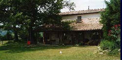 Per vedere ulteriori fotografie degli interni della Casa Artisti clicca qui. Casa in agriturismo nelle Marche con piscina, parco, spazi attrezzati, speciale per coppie romantiche, casa Artisti