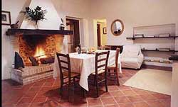Per vedere ulteriori fotografie degli interni della Casa delle Rose clicca qui. Casa in agriturismo nelle Marche con piscina, parco, spazi attrezzati, speciale per famiglie con bambini, casa delle Rose.