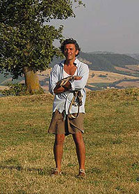 Ennio: non si è mai capito, se sa fare tutto o, non sa fare niente ed è solo fortunato. Ennio: non si è mai capito, se sa fare tutto o, non sa fare niente ed è solo fortunato.