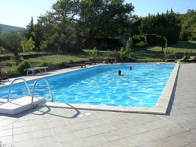 zwembad an tuin Marche Italie