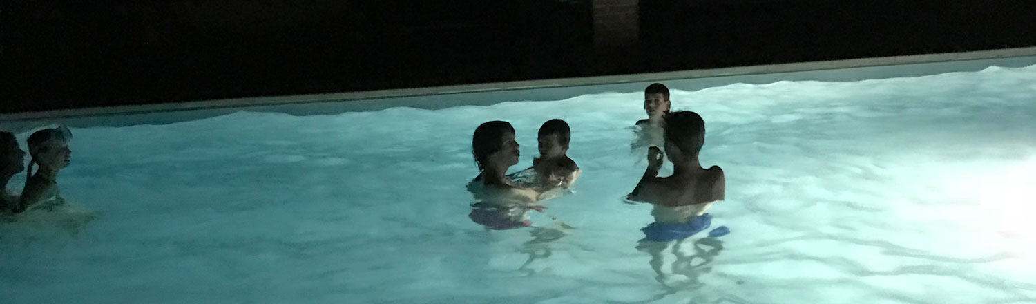 kinderen bij het zwembad agriturismo Marche Sibillini