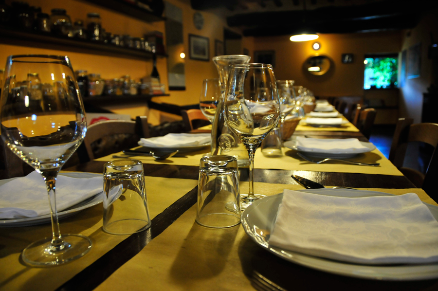 Restaurant waar georganiseerde wijnproeverijen and diners, koken samen met alle gasten, zoals thuis koken