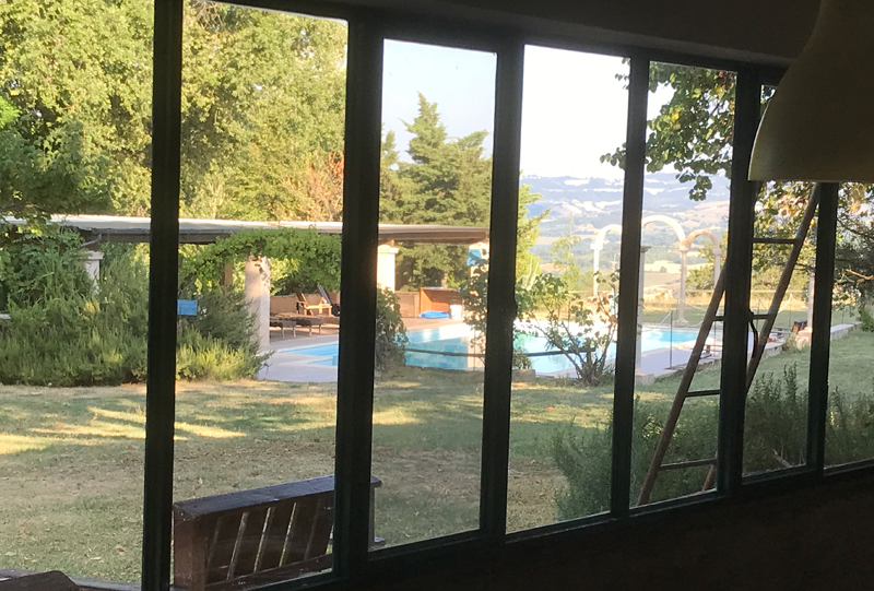 Vista della piscina e del parco dalla veranda