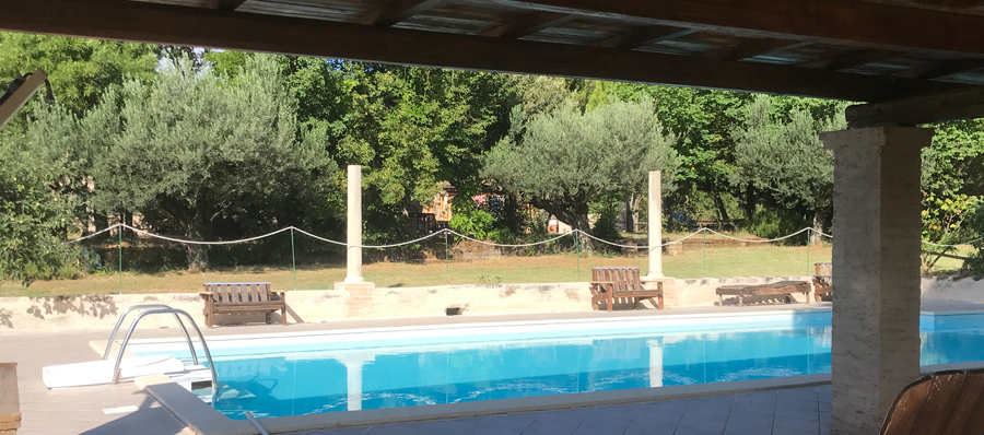 la piscina con porticato per giornate assolate nelle Marche