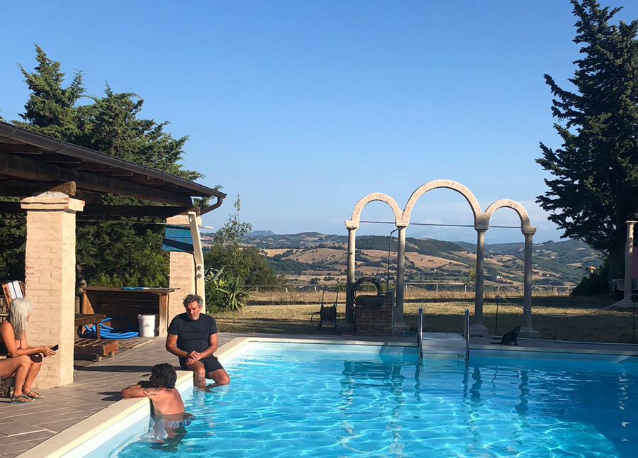 agriturismo piscina in Marche Italy