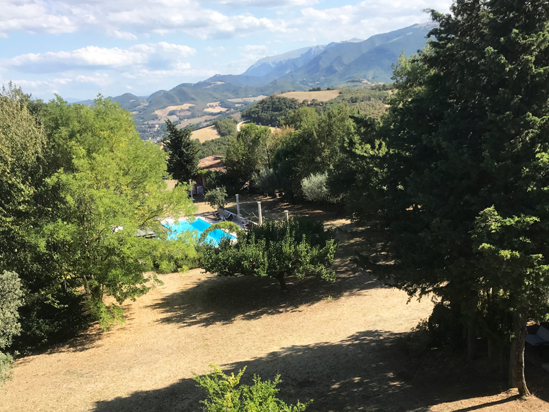 Esterni dell'agriturismo nelle Marche