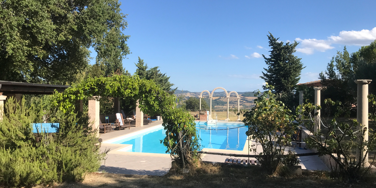 La piscina dell'agriturismo nelle Marche