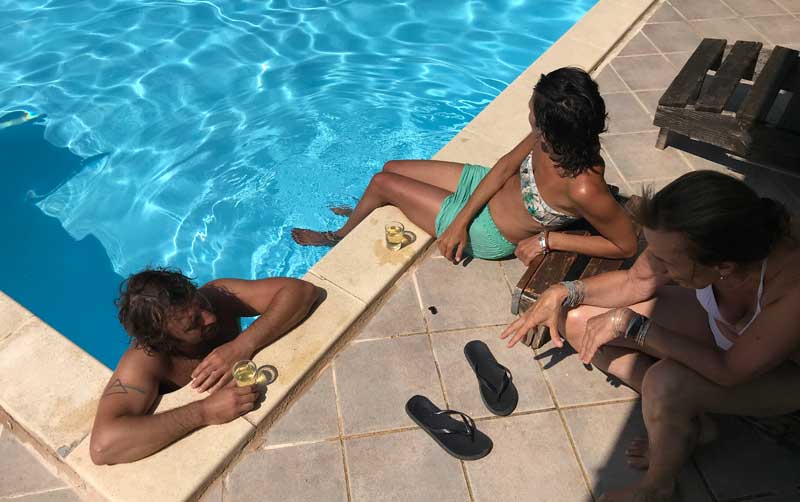 godendo la piscina con un bicchiere di vino