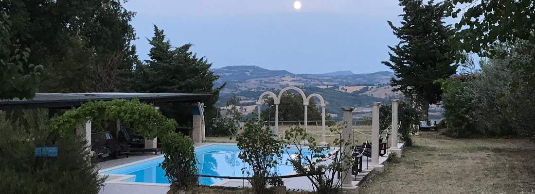 La piscina dell'agriturismo affacciata sui sibillini