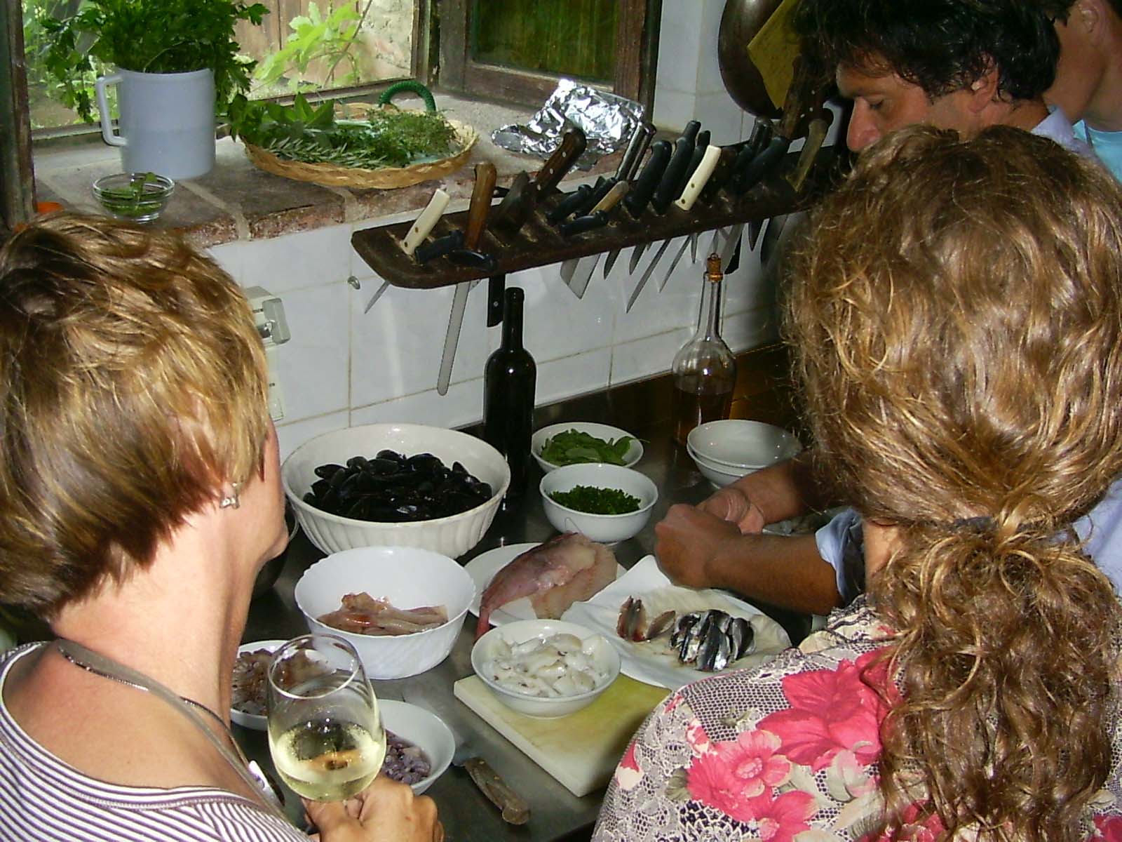 Kooklessen met geweldig eten en wijnen worden geserveerd